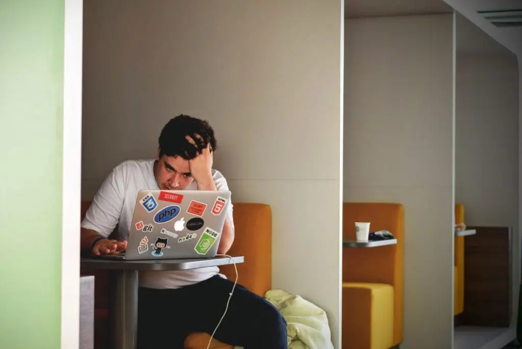 ragazzo che lavora al pc